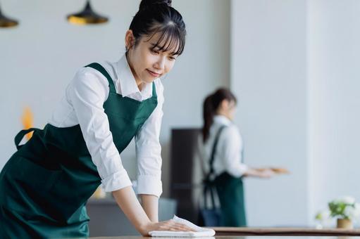 カフェで働く若い女性 カフェで働く若い女性の写真