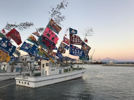 正月の焼津港、大漁旗と富士山 正月の焼津港、大漁旗と富士山の写真