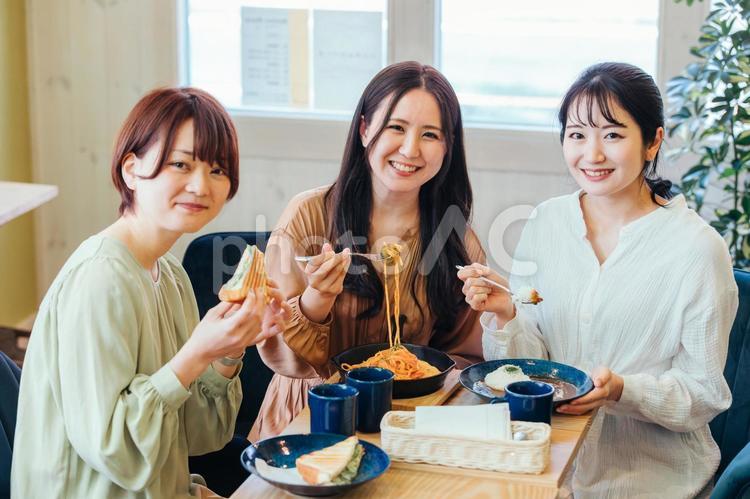 女子会・ランチ・カフェ・飲食店にきた女性たち 女子会,ランチ,食べるの写真素材