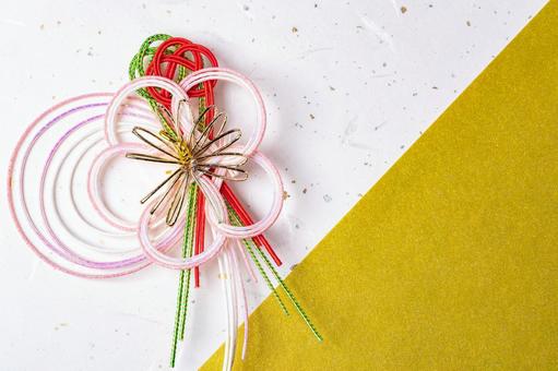 新年を彩る梅の水引飾りと和紙背景の構図 正月,迎春,新年の写真素材