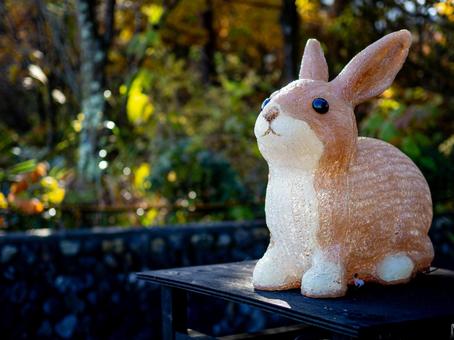 森に飾られたうさぎの置物 うさぎ,かわいい,森の写真素材