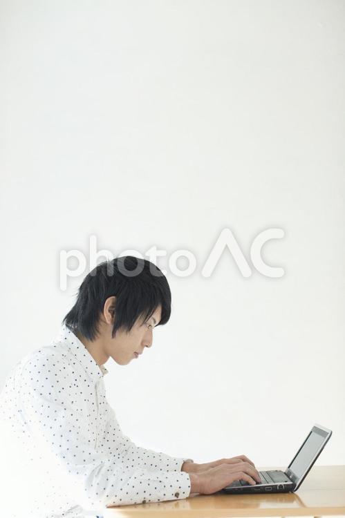 パソコンと男性12 男性,ノートパソコン,操作の写真素材