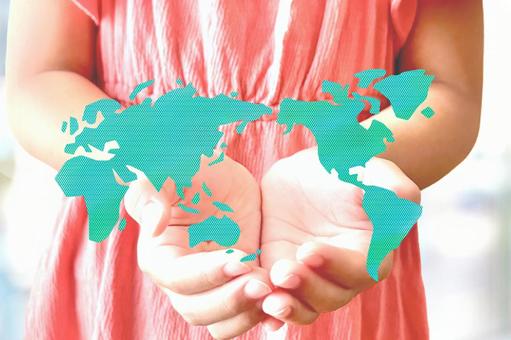 子供が両手に世界地図を広げるイメージ エコ,sdgs,世界の写真素材