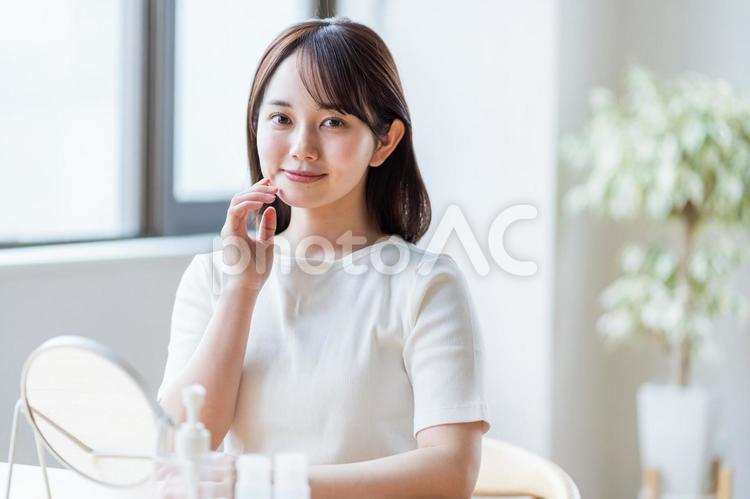 若い女性のスキンケアイメージ ビューティー,女性,日本人の写真素材