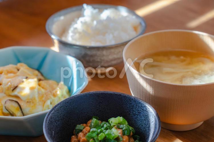 納豆と卵とじの朝食 朝食,和食,家庭料理の写真素材