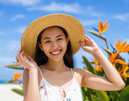 ストレチアの花・夏空と麦わら帽子の彼女 ストレチアの花・夏空と麦わら帽子の彼女の写真