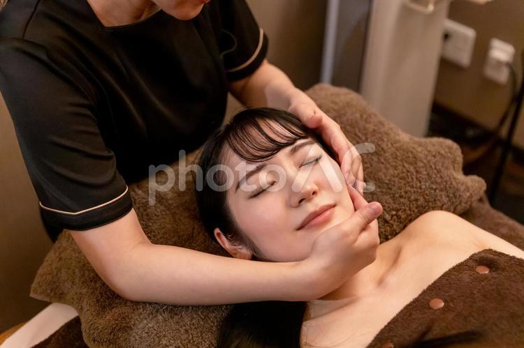 エステサロンで施術を受ける女性（小顔矯正・リンパ） 小顔矯正,コルギ,リンパドレナージュの写真素材