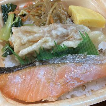 紅しゃけ弁当〜ちくわと卵焼き 紅しゃけ弁当〜ちくわと卵焼き 鮭弁当,ちくわ,磯辺揚げの写真素材