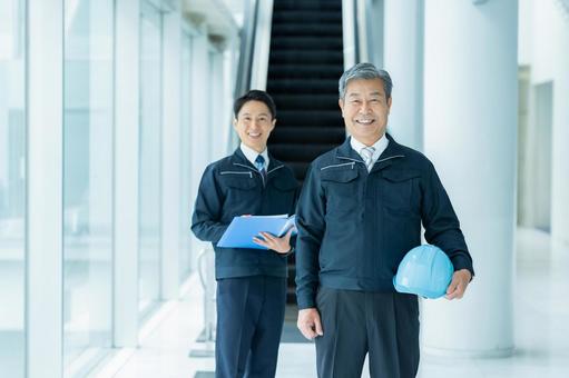 現場で打ち合わせする作業服のビジネスマン 現場で打ち合わせする作業服のビジネスマン 作業服,ビジネスマン,ヘルメットの写真素材