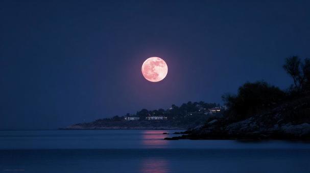 美しい海とストロベリームーンの写真