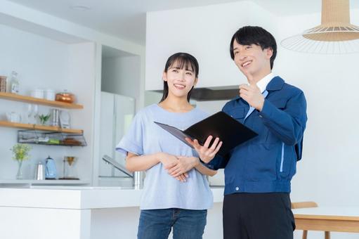 リビングで女性に説明をする不動産業者 不動産,設計,女性の写真素材