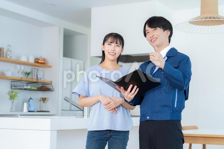 リビングで女性に説明をする不動産業者 不動産,設計,女性の写真素材