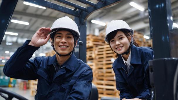 フォークリフトと笑顔の作業員 フォークリフトと笑顔の作業員の写真