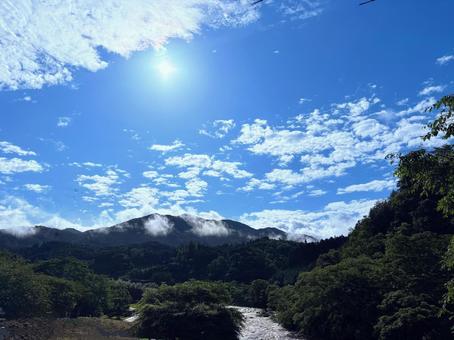 青い空と山あいののどかな風景 青い空と山あいののどかな風景の写真