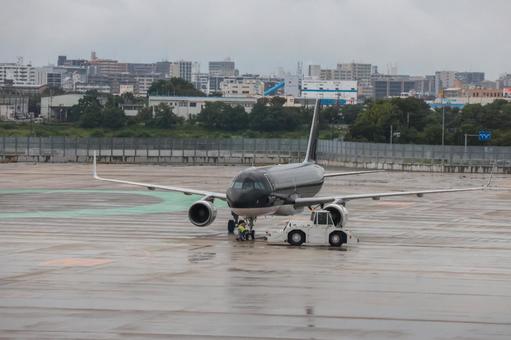 雨上がりの福岡空港 雨上がりの福岡空港 飛行機,航空機,旅客機の写真素材