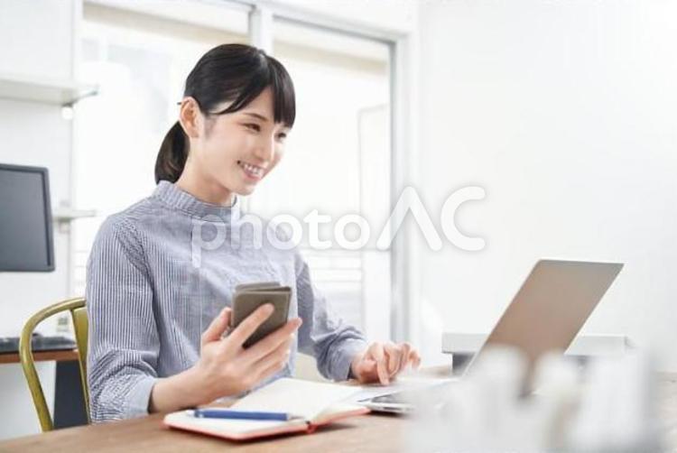 私服で在宅ワークをするビジネスウーマン 在宅ワーク,テレワーク,自宅の写真素材