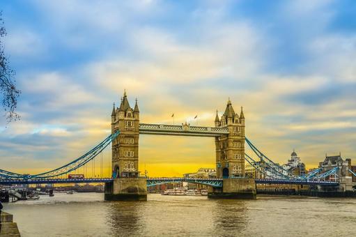 ロンドン塔橋と黄昏空 タワーブリッジ,ロンドン,イギリスの写真素材