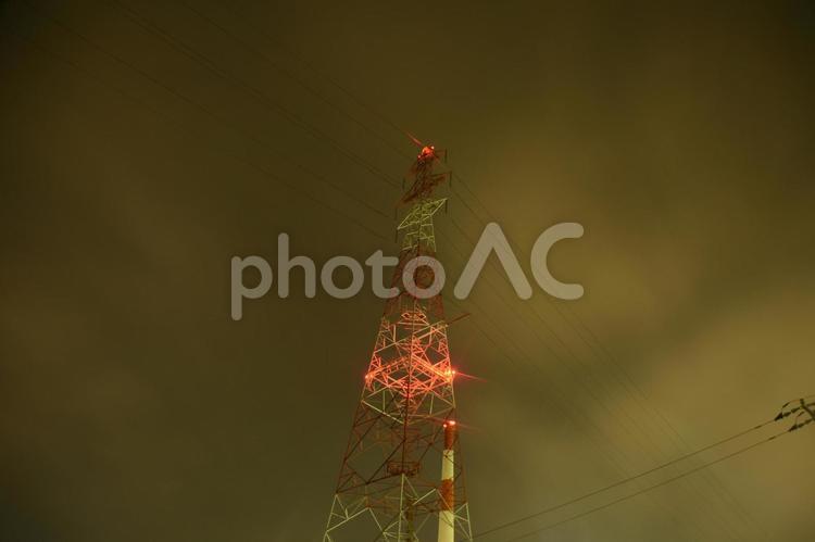 鉄塔 夜空,鉄塔,電線の写真素材