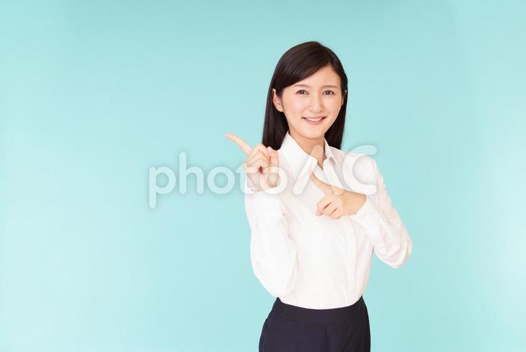指示する笑顔の女性 日本人,女性,人物の写真素材