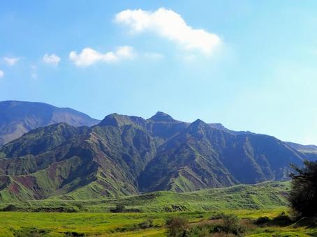 青々とした山 青々とした山の写真