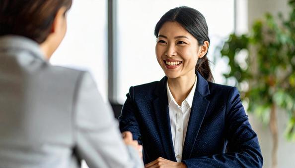 笑顔でお客様と商談するビジネスウーマンの写真