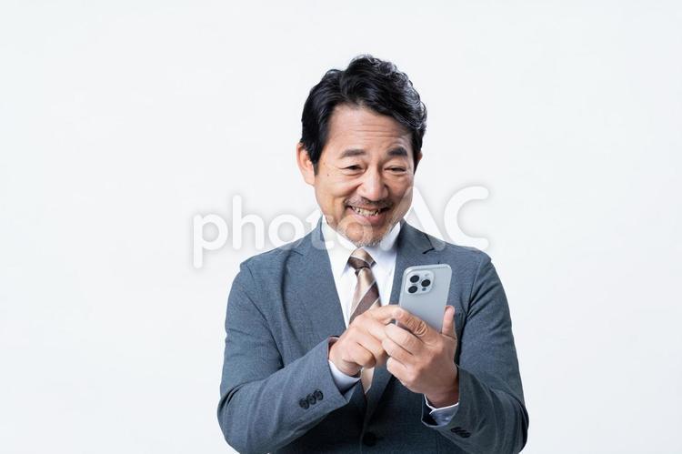 スマホを使うミドルのビジネスマン スマホ,ビジネスマン,ミドルの写真素材