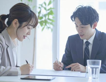 契約する女性 契約する女性の写真