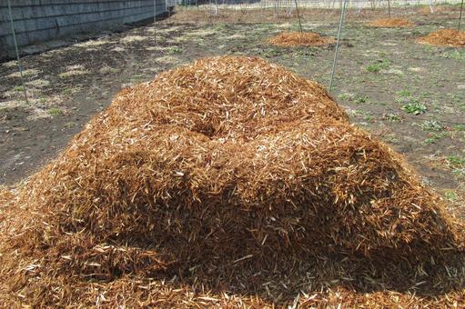 個人の畑脇に積まれた堆肥の山の写真