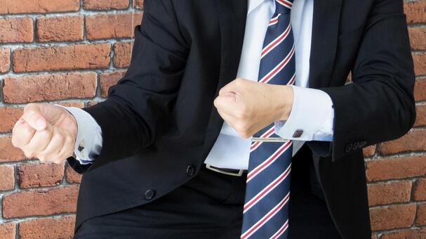 何かを引っ張る男性 何かを引っ張る男性の写真