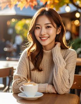 カフェで微笑む女性 カフェで微笑む女性の写真