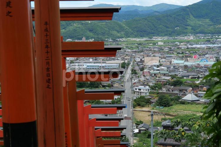 浮羽稲荷神社の連なる鳥居と筑後平野 浮羽稲荷神社,鳥居,朱の写真素材