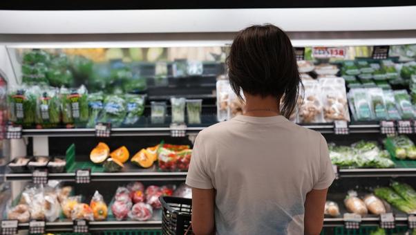 スーパーで買い物をする女性の後姿 スーパーで買い物をする女性の後姿 女性,後姿,買い物の写真素材