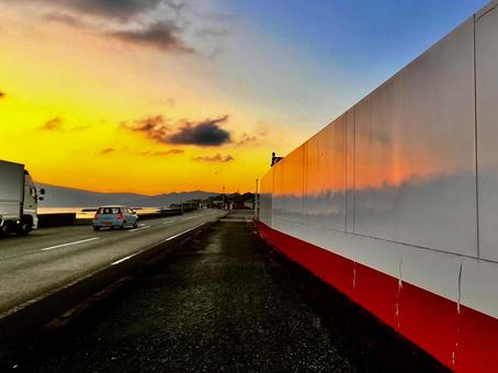 あさひが壁に反射して 道路,空,風景の写真素材