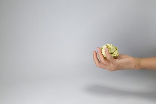 握った紙くずと余白のあるシンプルな背景 紙くず,握る,手の写真素材