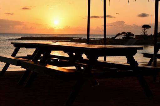 沖縄ビーチの夕日とベンチ 沖縄ビーチの夕日とベンチの写真