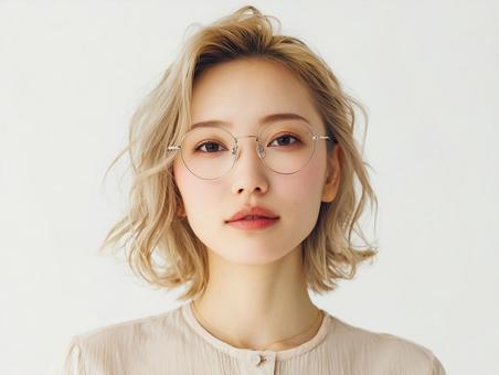眼鏡をかけている美しい女性モデルの写真