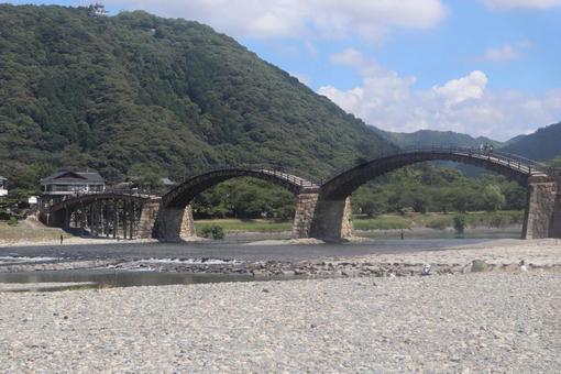 自然豊かな空間 自然豊かな空間 建物,山,川の写真素材