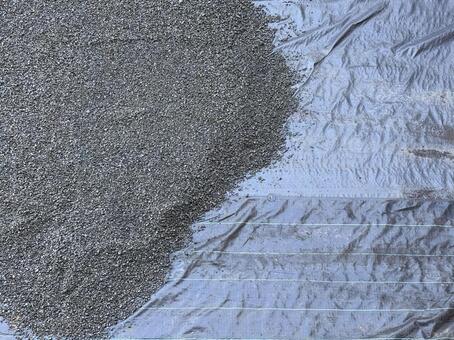 防草シート上に敷かれていく砂利 02 庭づくり,整地,砂利の写真素材