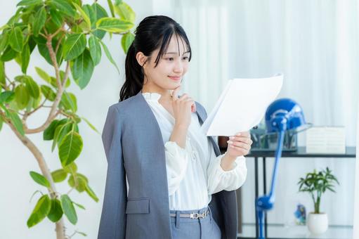 書類を持つビジネスウーマン ビジネスウーマン,笑顔,若い女性の写真素材