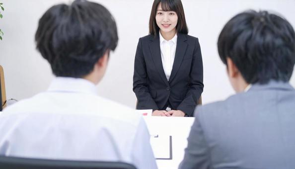 面接に臨む女性と面接官 面接に臨む女性と面接官の写真