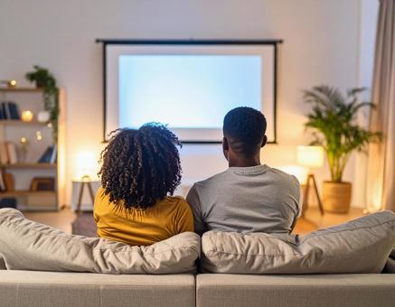 ホームシアターを楽しむカップル ホームシアターを楽しむカップルの写真