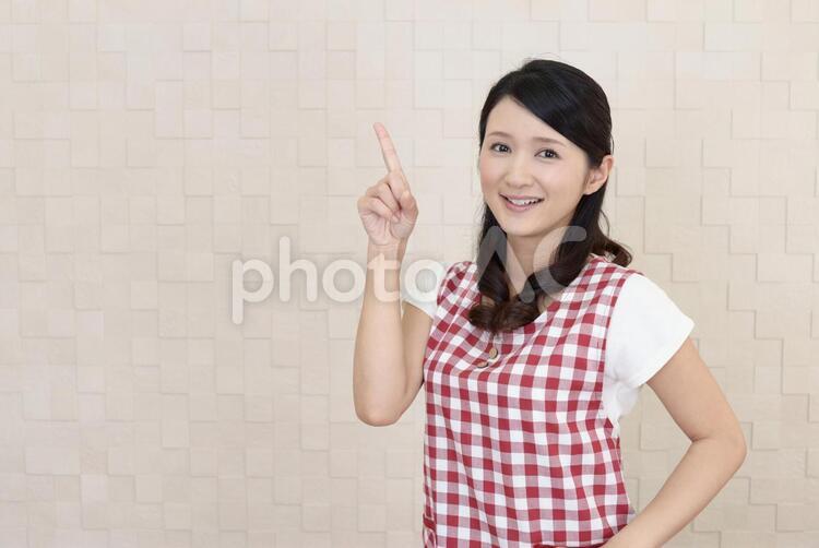 指示する笑顔の女性 指示する笑顔の女性 女性,女,主婦の写真素材