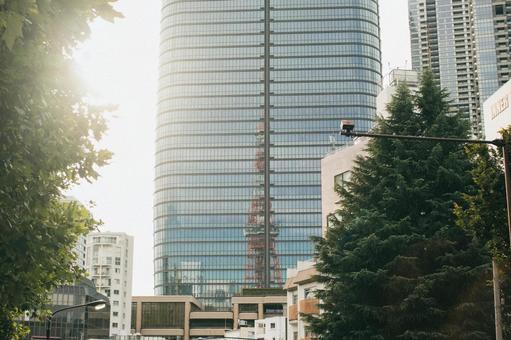 ビルに映った東京タワー ビルに映った東京タワー 東京タワー,ビル,空の写真素材