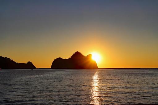 海に沈む太陽　海面に現れる光の道 夕日,夕焼け,海の写真素材