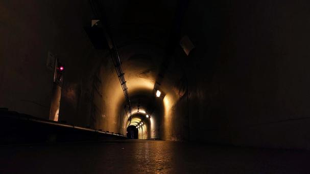 暗いトンネル内　黄街灯 トンネル,暗い,街灯の写真素材