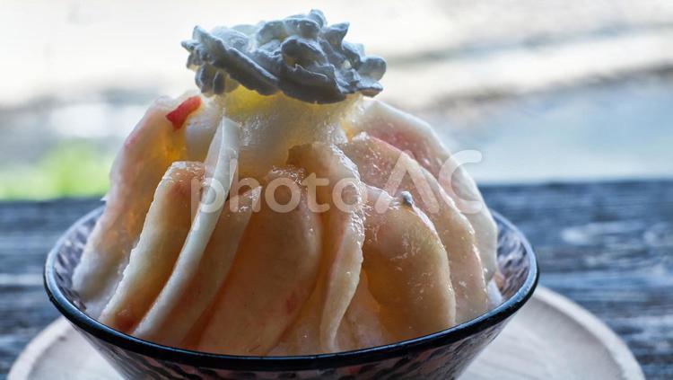 桃を乗せたかき氷 かき氷,甘い,ピーチの写真素材