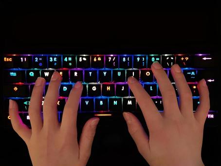 ゲーミングキーボードをタイピングする手元 ゲーミングキーボードをタイピングする手元 ゲーミングキーボード,ゲーム,ゲーマーの写真素材