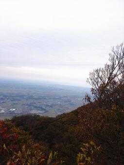 山頂から望む紅葉と山々に広がる秋の風景 山頂から望む紅葉と山々に広がる秋の風景の写真