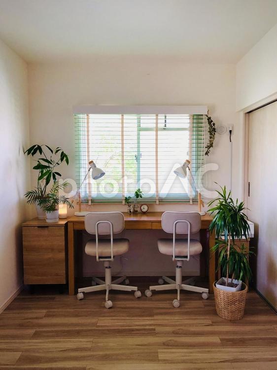 おしゃれで明るい勉強部屋 勉強机,椅子,観葉植物の写真素材