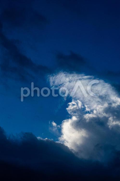空の明暗　No.2 晴れ,空,雲の写真素材